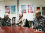 葛如山(左二)与父亲的老同事回忆当年。记者 于仕越 摄 - 中国新闻社河北分社