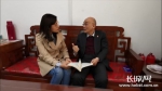 葛元仁为记者讲述父亲的故事。记者 于仕越 摄 - 中国新闻社河北分社