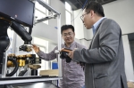4月23日，在香河机器人小镇，一家机器人制造企业的员工在车间内调试产品。 - 中国新闻社河北分社