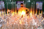 在河北明尚德玻璃科技股份有限公司的生产车间内，工人正在加工工艺玻璃器皿。 通讯员李世文摄 - 中国新闻社河北分社
