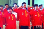 5月10日，北京冬奥会倒计时1000天，冰雪项目国家集训队誓师动员大会在北京首钢园区举行。图为短道速滑队武大靖(中)宣誓。中新社记者 富田 摄 - 中国新闻社河北分社