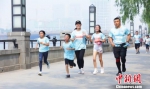2019北京通州(运河)半程马拉松开跑。图为亲子跑项目。赛事组委会供图 - 中国新闻社河北分社