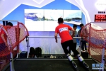 运动员正在体验模拟互动滑雪仪。新华网 张鹏摄 - 中国新闻社河北分社