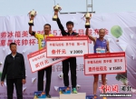 半程马拉松男子组前三名获得者。 张建民 摄 - 中国新闻社河北分社