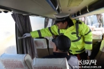 交警正在排查客运车辆安全隐患。于世强图 - 中国新闻社河北分社