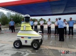 8月7日，邯郸机器人交警在邯郸东站正式上岗。 记者乔宾娟摄 - 中国新闻社河北分社