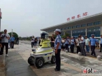 8月7日，邯郸机器人交警在邯郸东站正式上岗。 记者乔宾娟摄 - 中国新闻社河北分社
