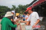 为游客提供饮用水。 张桂芹 摄 - 中国新闻社河北分社