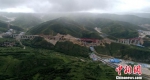 空中俯瞰正在建设中的金家庄螺旋隧道全景。　刘忠俊 摄 - 中国新闻社河北分社