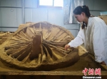 图为考古工作者正在工作。　李洋 摄 - 中国新闻社河北分社