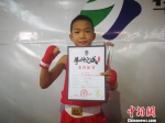 小拳王展示证书和奖杯。　李晓伟 摄 - 中国新闻社河北分社