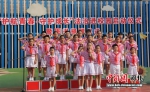 学生们举行“做遵纪守法好少年”集体宣誓活动。 河北省教育基金会供图 - 中国新闻社河北分社
