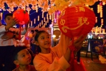 9月13日，在磁县方特主题公园内，小朋友将制作好的中秋灯笼挂到许愿树上。 - 中国新闻社河北分社