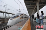 图为7月10日，天津首列直达香港西九龙的G305次复兴号列车驶入雄安新区白洋淀站。　韩冰 摄 - 中国新闻社河北分社
