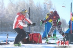图为滑雪教练在教学中。崇礼区委宣传部提供 - 中国新闻社河北分社