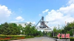 被誉为“世界上最清洁钢厂”的河钢集团唐钢公司，厂区里风景如画。　河钢唐钢供图 摄 - 中国新闻社河北分社
