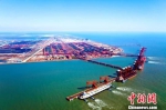 图为空中俯瞰唐山港远景全图。　白云水 摄 - 中国新闻社河北分社