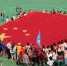 9月29日上午，一群香港市民来到维多利亚公园参加欢度国庆快闪活动，共同展示一面长15米的巨幅五星红旗，高唱爱国歌曲《歌唱祖国》等，并高喊“中华人民共和国万岁，我们永远都是护旗手！”等口号。中新社记者 张炜 摄 - 中国新闻社河北分社