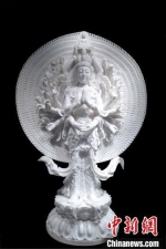 刘红立石雕作品《千手观音》，该作品曾获2010年中国玉石雕精品奖金奖。　刘玉峰 摄 - 中国新闻社河北分社