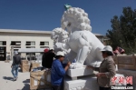 石雕工人在对大型石狮作品进行修饰加工。　刘玉峰 摄 - 中国新闻社河北分社