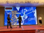 参赛选手向评委和观众展示他们研发的“攀登铁塔防坠落装置”。记者 董琳烨摄 - 中国新闻社河北分社