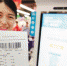 在河北邯郸市滏东美食林超市，一名消费者正展示“刷脸支付”后打印出的购物小票。 (新华社发) - 中国新闻社河北分社