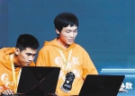 　日前在上海举行的GeekPwn2019国际安全极客大赛上，两位选手在参加人脸识别攻击模拟赛。 新华社记者 陈建力摄 - 中国新闻社河北分社
