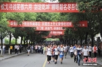 资料图：考生们结束高考走出考场。王康明 摄 - 中国新闻社河北分社
