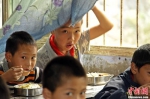 资料图：乡村小学学生食用营养午餐。中新社发 陈畅 摄 - 中国新闻社河北分社