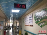 病区天花板是蓝天白云营造舒缓氛围 李茜 摄 - 中国新闻社河北分社