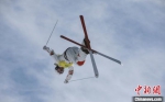 自由式滑雪雪上技巧是在坡度陡峭、设有密集雪丘的赛道上进行滑行的项目，强调回转、腾空和速度，是一项将高山滑雪和空中技巧融合起来的运动，观赏性极佳。　王钉 摄 - 中国新闻社河北分社