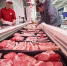 资料图：消费者在超市选购猪肉。 中新社记者 张云 摄 - 中国新闻社河北分社