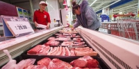 资料图：消费者在超市选购猪肉。 中新社记者 张云 摄 - 中国新闻社河北分社