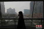 资料图：市民戴口罩出行。中新社记者 刘关关 摄 - 中国新闻社河北分社