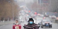 资料图：市民戴口罩出行。 中新社记者 韦亮 摄 - 中国新闻社河北分社