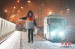 1月5日晚，北京迎来2020年首场降雪。图为环卫工人撒融雪剂，防止道路结冰。 中新社记者 张兴龙 摄 中新社记者 张兴龙 摄 - 中国新闻社河北分社