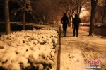 1月5日晚，北京迎来2020年第一场雪。图为民众冒雪出行。中新社记者 赵隽 摄 - 中国新闻社河北分社