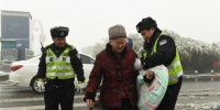 图为河北警方雪中搀扶老人。警方供图 - 中国新闻社河北分社