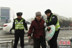 图为河北警方雪中搀扶老人。警方供图 - 中国新闻社河北分社