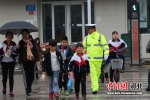 图为文安交警护送学生过马路。 王猛 摄 - 中国新闻社河北分社