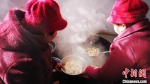 图为村民正在煮饺子。　李洋 摄 - 中国新闻社河北分社