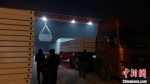 图为29日凌晨位于河北文安的一木集成房屋厂区正在装车发往武汉。　宋敏涛 摄 - 中国新闻社河北分社