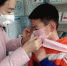 药店工作人员为民众免费赠送医用口罩。　刘明明 摄 - 中国新闻社河北分社