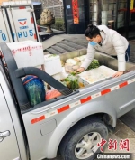 物业员工杨龙将蔬菜拉到小区准备分配。　纪炫宇 摄 - 中国新闻社河北分社