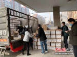 河北宏福塑料制品有限公司向邢台市红十字会捐赠手套。 乔娜 摄 - 中国新闻社河北分社
