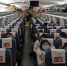 资料图：1月30日，在阜阳西站至上海虹桥的G9471次列车车厢内，佩戴口罩的旅客。 中新社记者 殷立勤 摄 - 中国新闻社河北分社