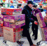 新疆乌鲁木齐七一酱园超市积极储备各类商品，尤其是蔬菜、肉食、副食品等，以满足民众日常需求。中新社记者 刘新 摄 - 中国新闻社河北分社
