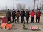 温雅玲（右三）与村干部在执勤中。 程卫民 摄 - 中国新闻社河北分社