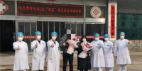2月6日上午，邯郸市首批2名新型冠状病毒感染的肺炎患者从该市传染病医院治愈出院。河北日报记者刘剑英摄 - 中国新闻社河北分社