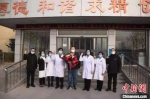 河北邢台首例治愈的新冠肺炎患者正式出院。　张鹏翔 摄 - 中国新闻社河北分社